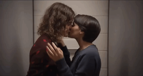Trinkets final season - Bathroom makeout